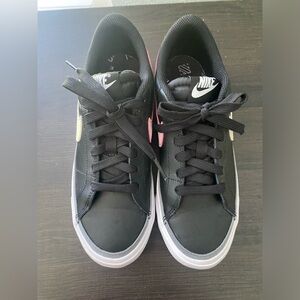 Nike LOW BLZER SIZE 5